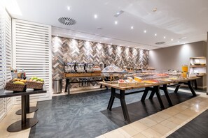 A buffet area with various food items and a coffee station. - Castilla Termal Balneario de Olmedo (Olmedo)