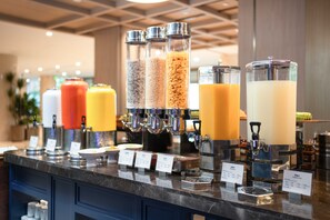 Café da manhã com buffet grátis todos os dias