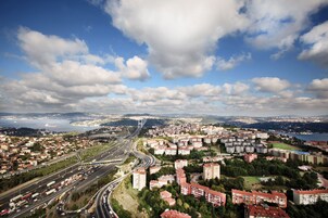 Vista aérea de una ciudad con un puente, carreteras y edificios residenciales.