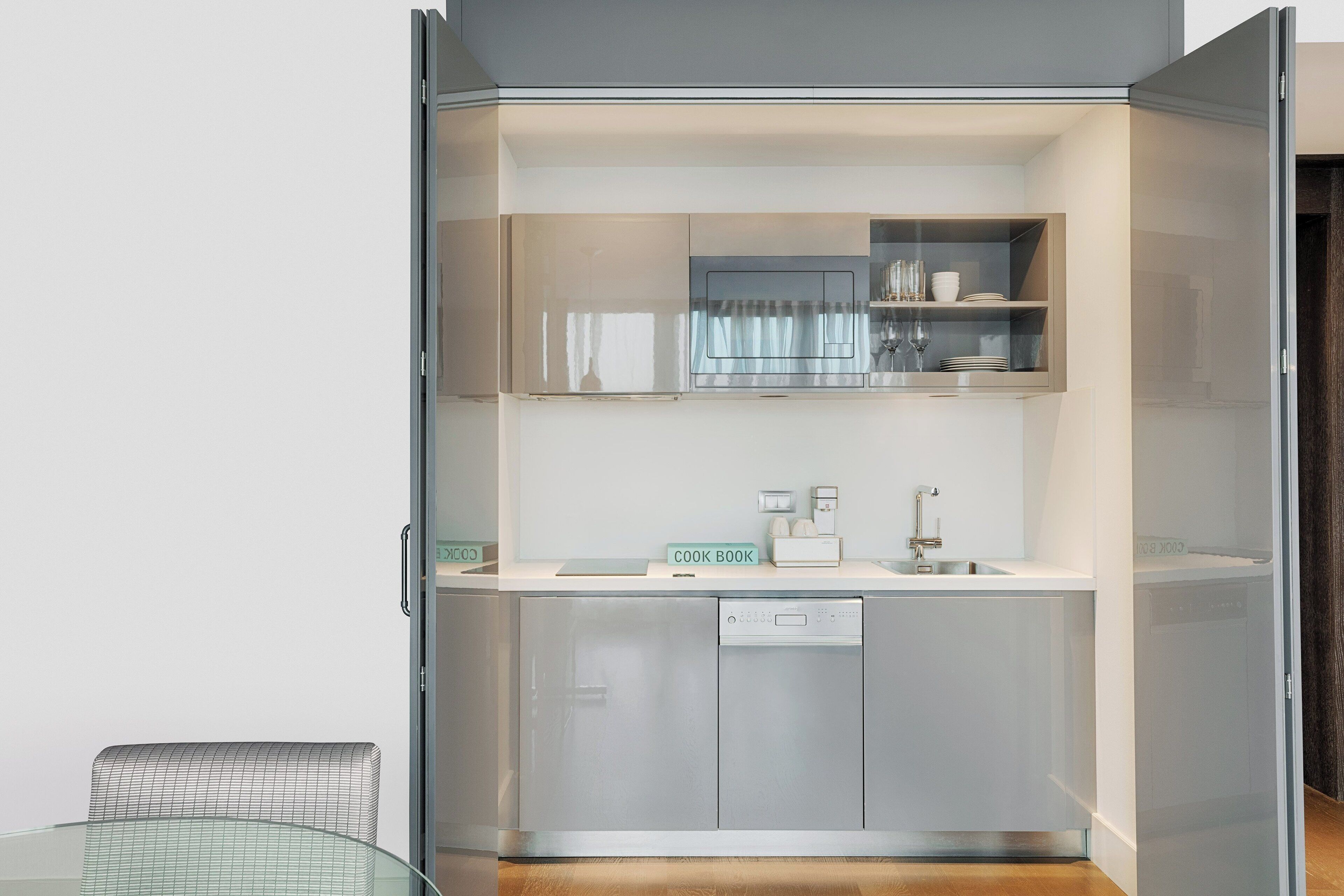 club suite, 1 king bed, non smoking | private kitchen | coffee/tea maker