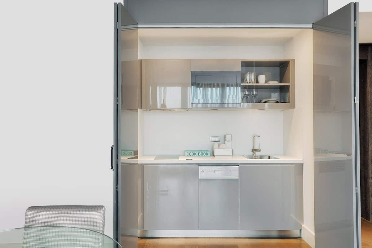 club suite, 1 king bed, non smoking | private kitchen | coffee/tea maker