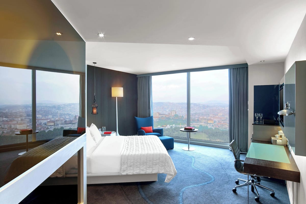 signature suite, 1 king bed, non smoking | 1 bedroom, egyptian cotton sheets, premium bedding, minibar