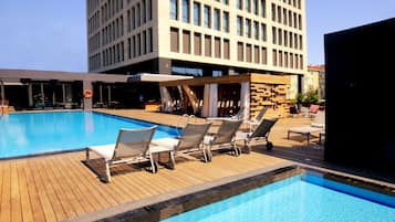 Inomhuspool, en säsongsöppen utomhuspool, gratis cabanor och parasoller