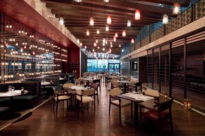 朝食、ランチ、 ディナーに営業