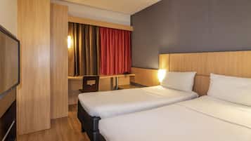Standaard kamer, 2 eenpersoonsbedden | Een minibar, een bureau, verduisterende gordijnen, gratis wifi
