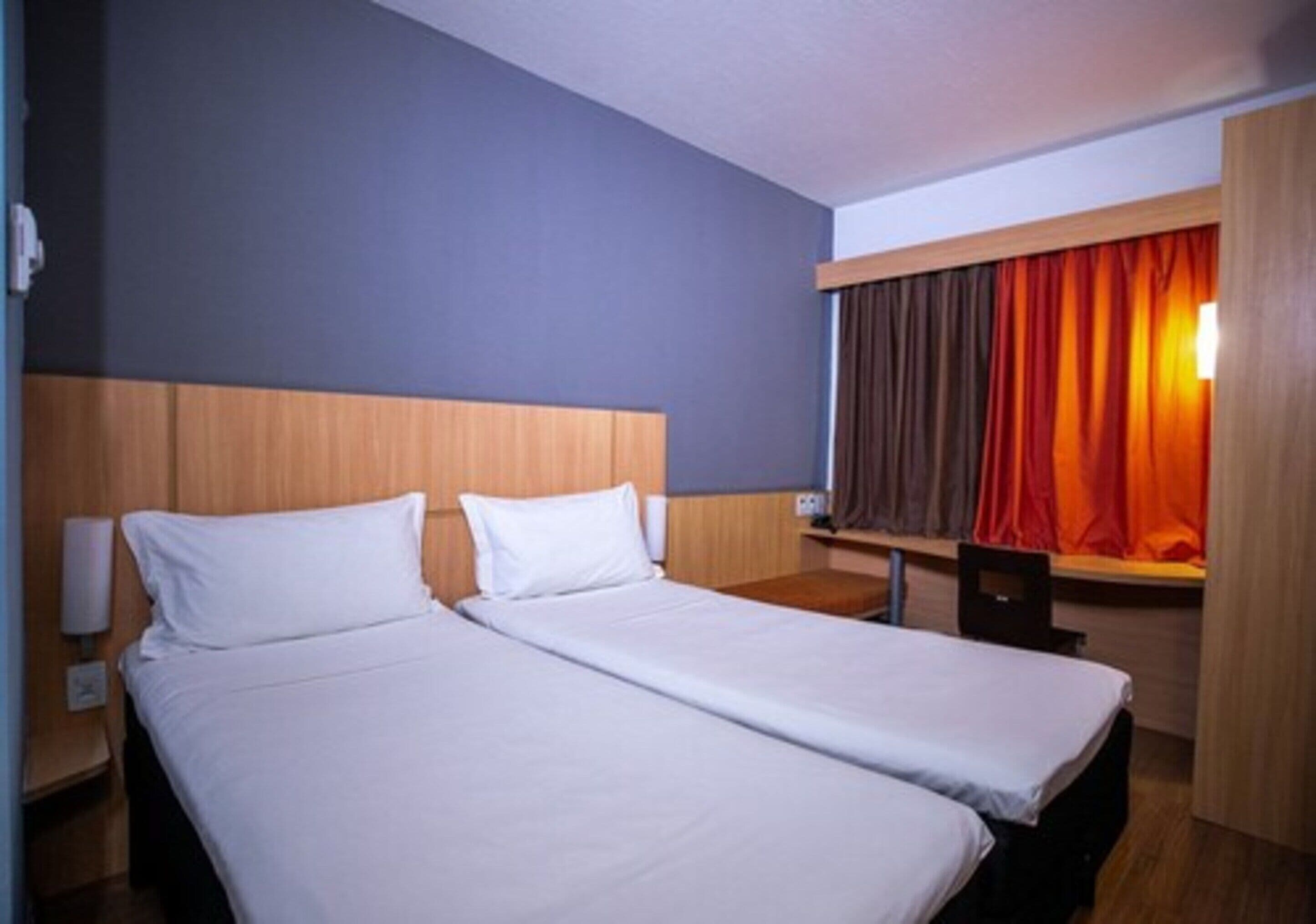 standard room, 2 single beds | minibar, desk, blackout curtains, free wifi