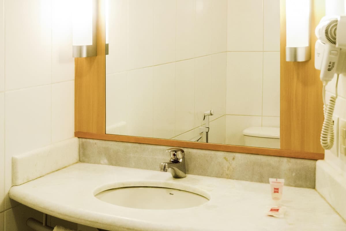 Minibar, bàn, màn/rèm cản sáng, truy cập Internet không dây miễn phí