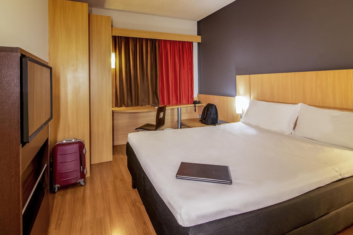 Standard Room, 1 Double Bed | Minibar, desk, blackout drapes, free WiFi