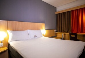 Minibar, escritorio, cortinas blackout y wifi gratis 