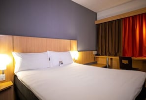 Camera Standard, 1 letto matrimoniale | Minibar, una scrivania, tende oscuranti, Wi-Fi gratuito