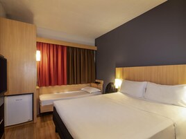 Frigobar, escrivaninha, cortinas blackout, Wi-Fi de cortesia