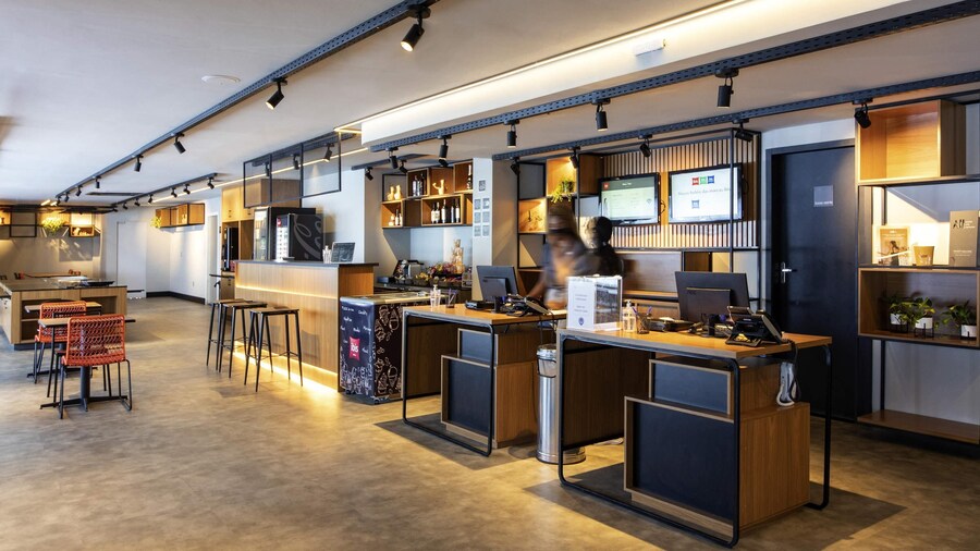 彼得罗利纳宜必思酒店