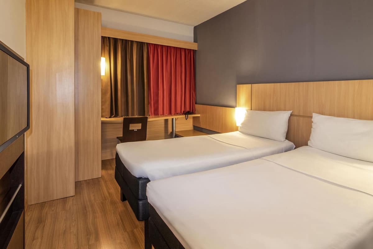 Habitación estándar, 2 camas individuales | Minibar, escritorio, cortinas blackout y wifi gratis