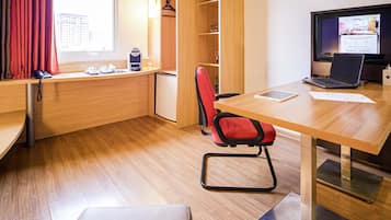 Minibar, escritorio, cortinas blackout y wifi gratis