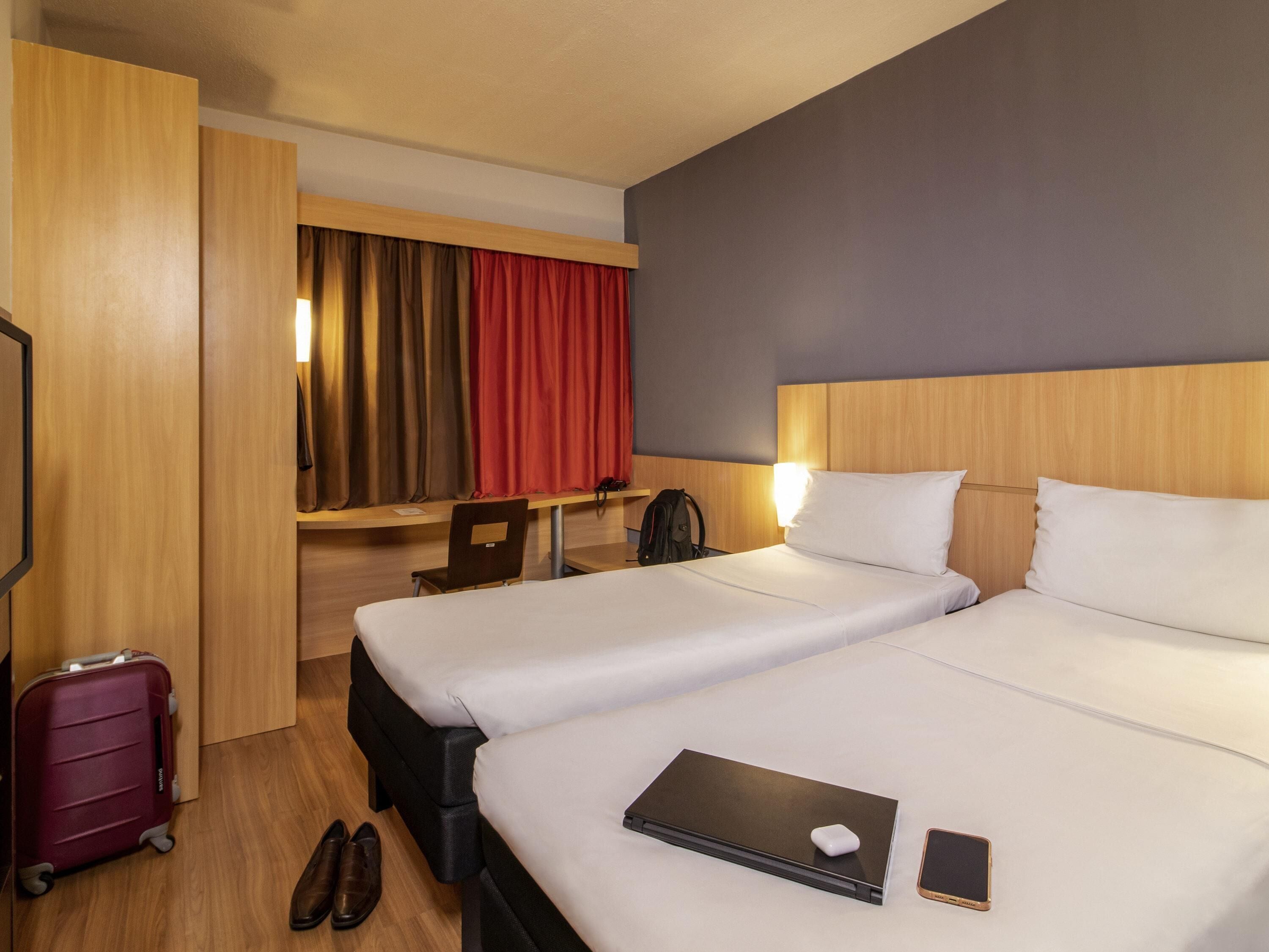 Standaard kamer, 2 eenpersoonsbedden | Een minibar, een bureau, verduisterende gordijnen, gratis wifi