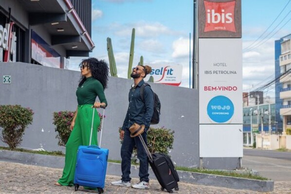 A sign for ibis hotels with a selffit logo, a hotel named IBIS PETROLINA, and a mention of BEM-VINDO. - ibis Petrolina (Petrolina)