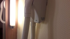 スタンダード ダブルルーム ダブルベッド 1 台 | バスルーム | シャワー、環境にやさしいバスアメニティ、ヘアドライヤー、タオル