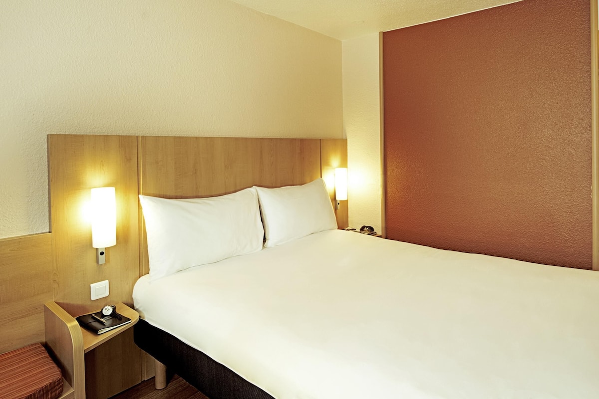 Quarto casal standard, 1 cama de casal | Roupas de cama premium, cofres nos quartos, escrivaninha