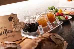 A tray with various jams and a sign indicating 'John's Kitchen'. - Vötter's Hotel (Kaprun)