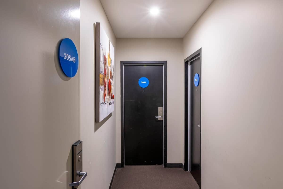 Room, 1 King Bed, Non Smoking (Efficiency) | Premium bedding, down comforters, pillowtop beds, in-room safe