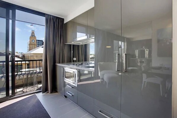 Deluxe Studio | Private kitchen | Fridge, microwave, stovetop, coffee/tea maker