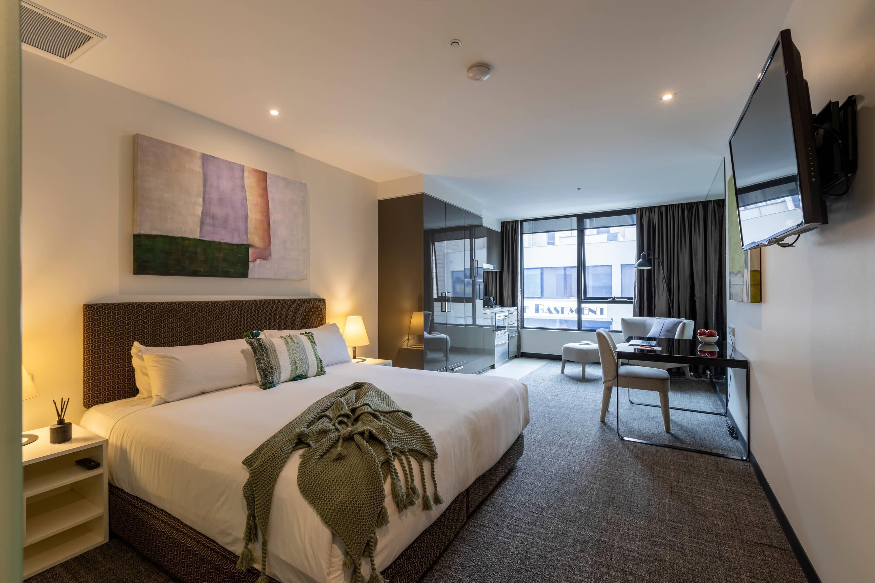 Quarto, 1 cama King, para não fumantes (Efficiency) | Roupas de cama premium, edredons de pluma, camas com colchões pillow-top