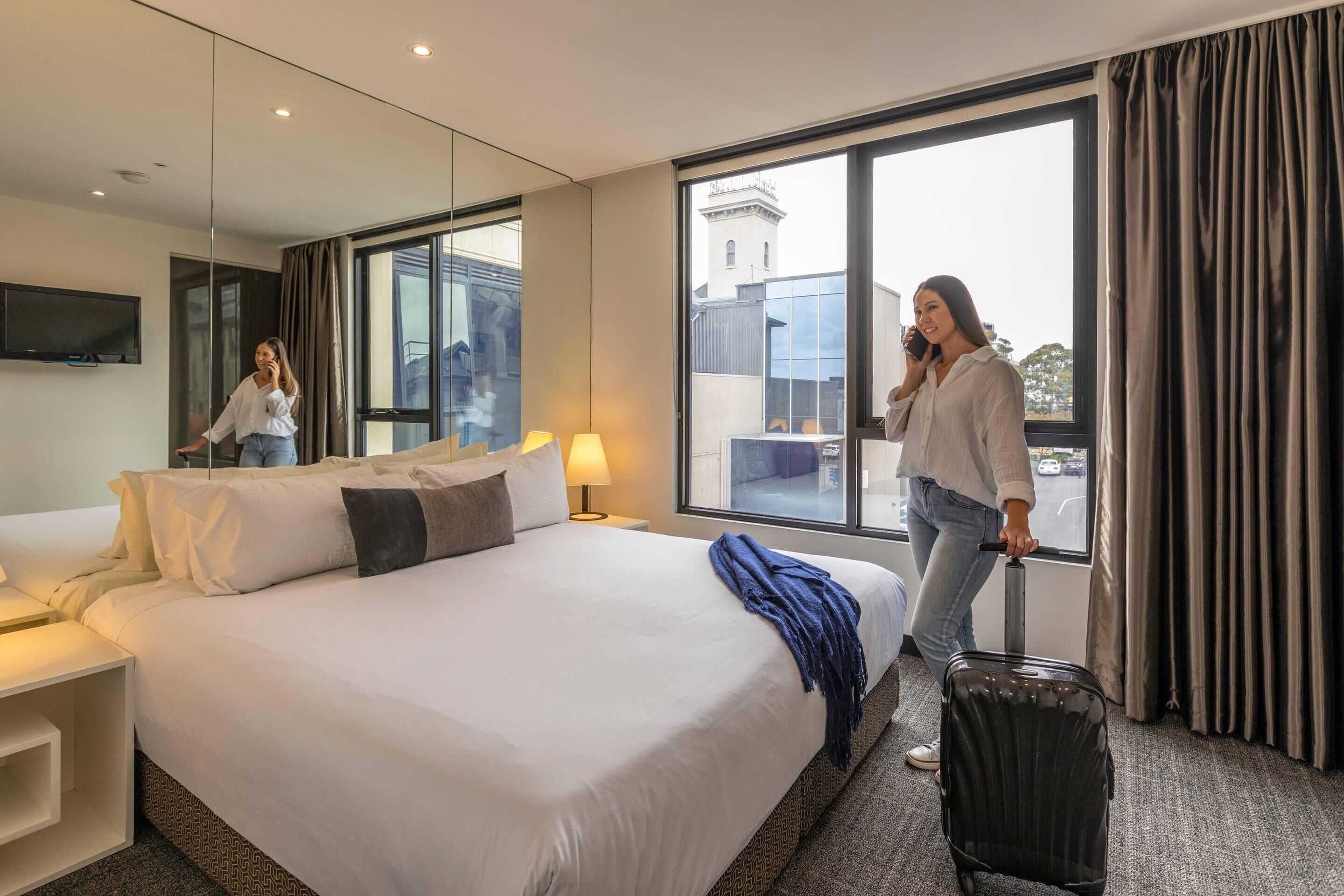 Suíte, 1 cama King, para não fumantes (Efficiency) | Roupas de cama premium, edredons de pluma, camas com colchões pillow-top