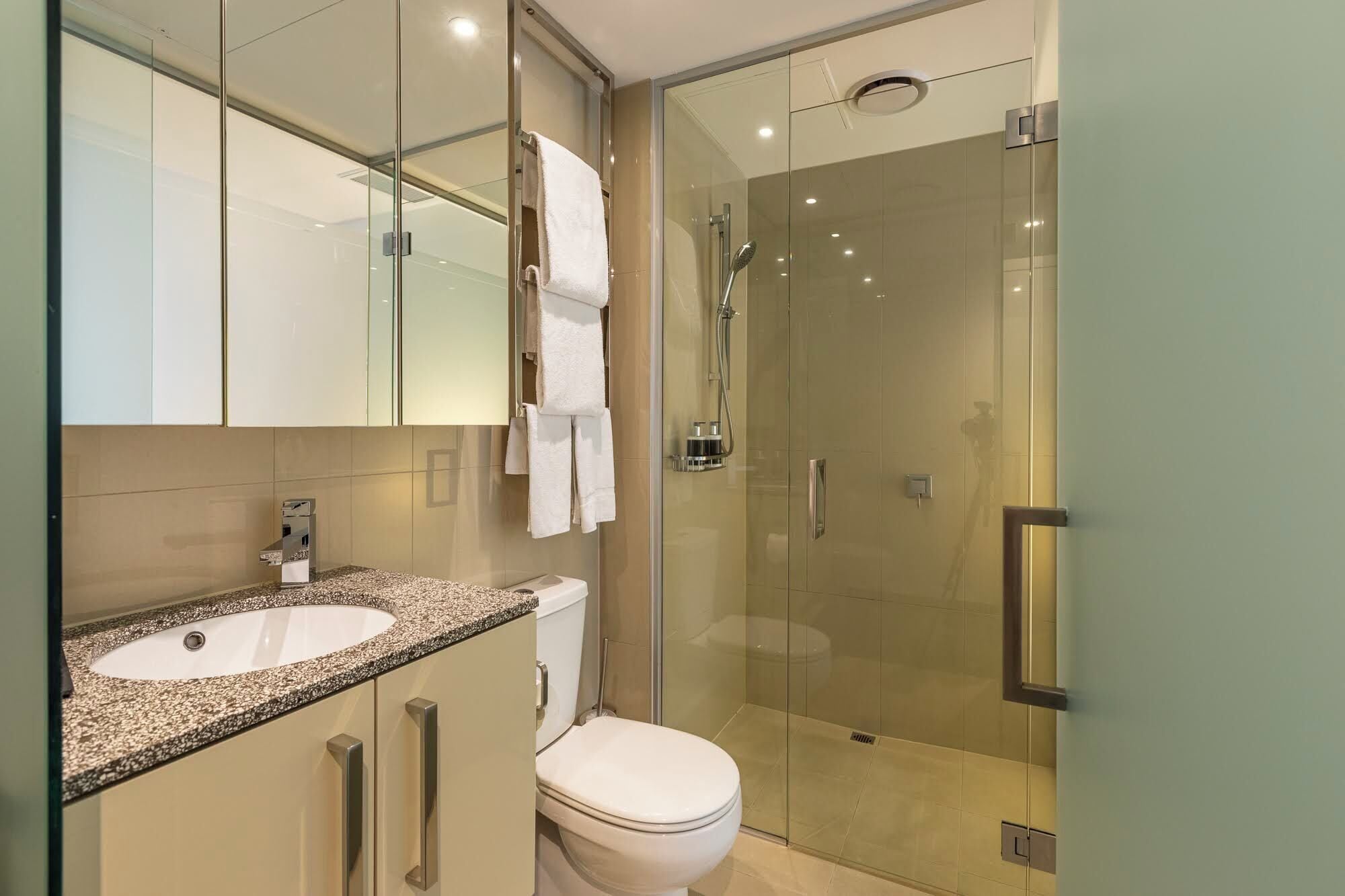 Regendusche, kostenlose Toilettenartikel, Haartrockner, Handtücher