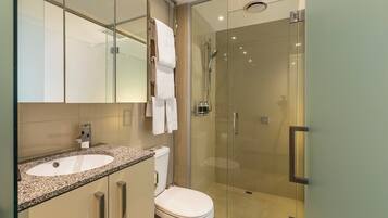 Regendusche, kostenlose Toilettenartikel, Haartrockner, HandtĂŒcher