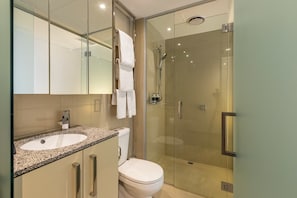 Rainfall showerhead, free toiletries, hair dryer, towels - MainStay Suites Hawthorn (Hawthorn)