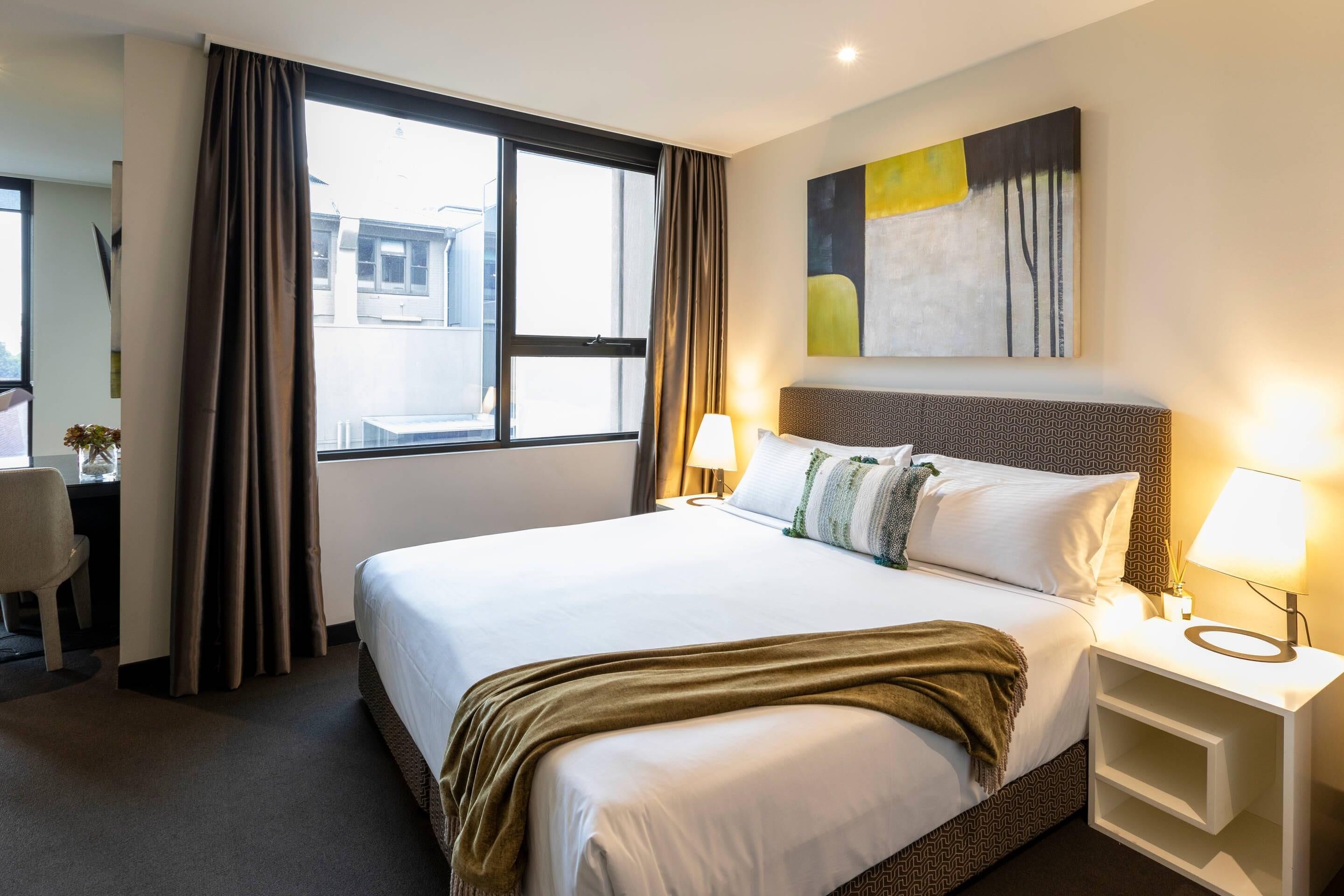 Quarto, 1 cama King, acessível, para não fumantes (Efficiency) | Roupas de cama premium, edredons de pluma, camas com colchões pillow-top