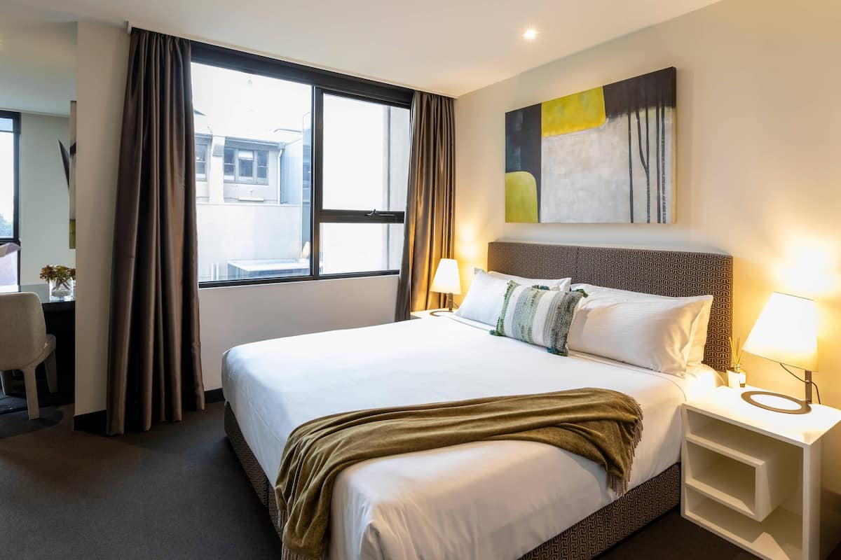 Quarto, 1 cama King, acessível, para não fumantes (Efficiency) | Roupas de cama premium, edredons de pluma, camas com colchões pillow-top