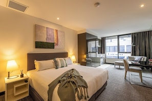 Premium bedding, down duvets, pillow-top beds, in-room safe - MainStay Suites Hawthorn (Hawthorn)