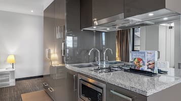 Studio Executive Residence | Private kitchen | Fridge, microwave, stovetop, coffee/tea maker