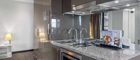 Studio Executive Residence | Private kitchen | Fridge, microwave, stovetop, coffee/tea maker