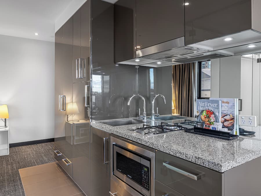 Studio Executive Residence | Private kitchen | Fridge, microwave, stovetop, coffee/tea maker