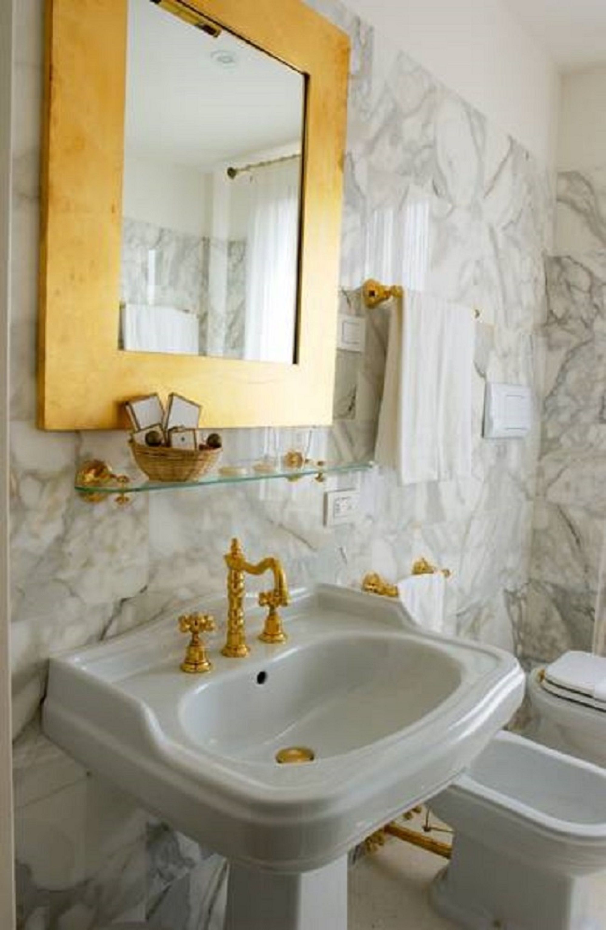 deluxe suite | bathroom | free toiletries, bidet, towels