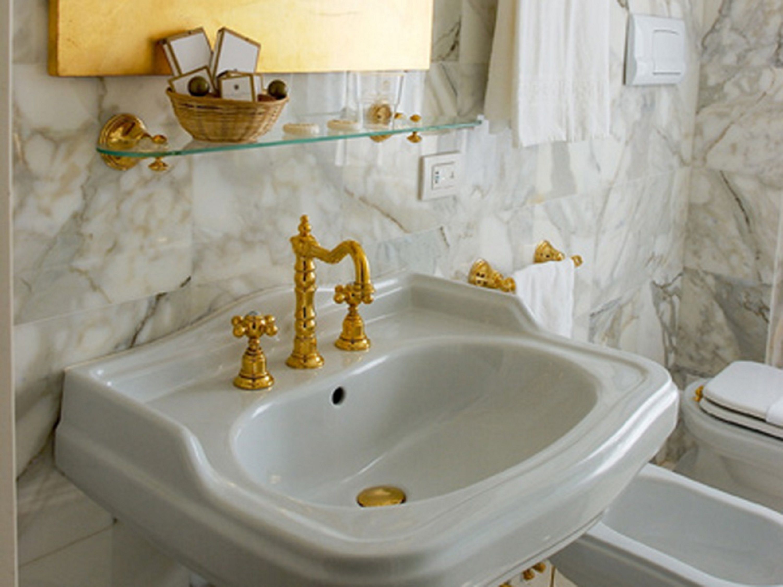 suite | bathroom | free toiletries, bidet, towels