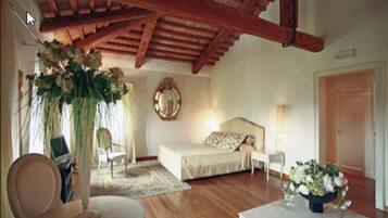 Minibar, caja fuerte, sistema de insonorización y cunas (de pago)