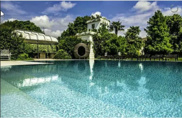 Piscine extérieure (ouverte en saison), parasols de plage