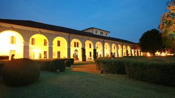 Fachada del alojamiento - Noche