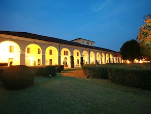Fassade der Unterkunft – Abend/Nacht