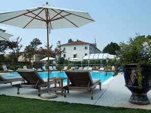 Seasonal outdoor pool, pool umbrellas, sun loungers - Villa Foscarini Cornaro (Gorgo al Monticano)