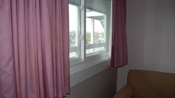 Individualmente mobiliados, cortinas blackout, Wi-Fi de cortesia