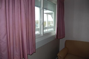 Muebles diferentes, cortinas blackout, wifi gratis y ropa de cama