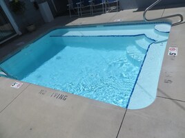 Una piscina al aire libre de temporada