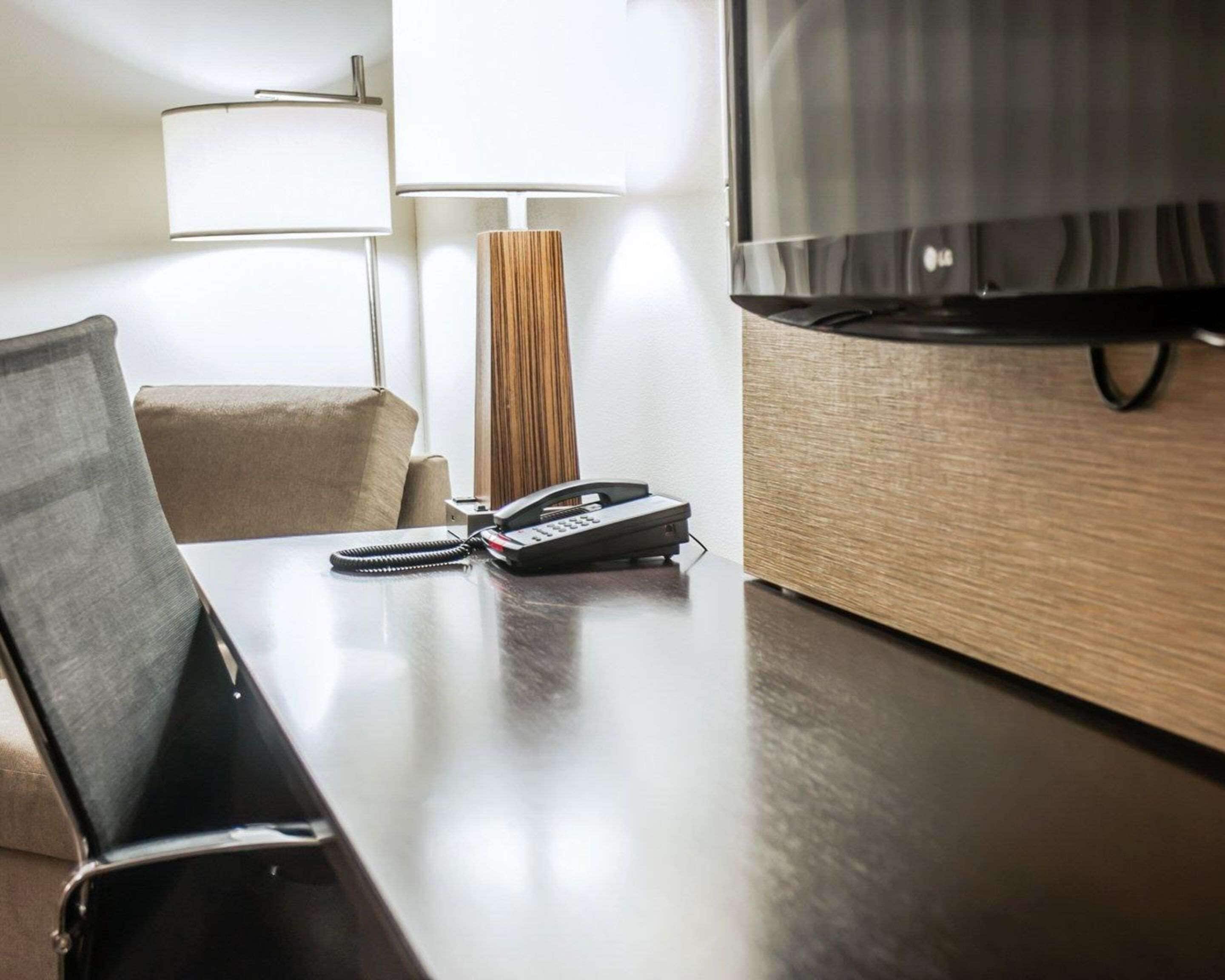 standard room, 1 king bed, non smoking | in-room safe, desk, iron/ironing board, free cots/infant beds