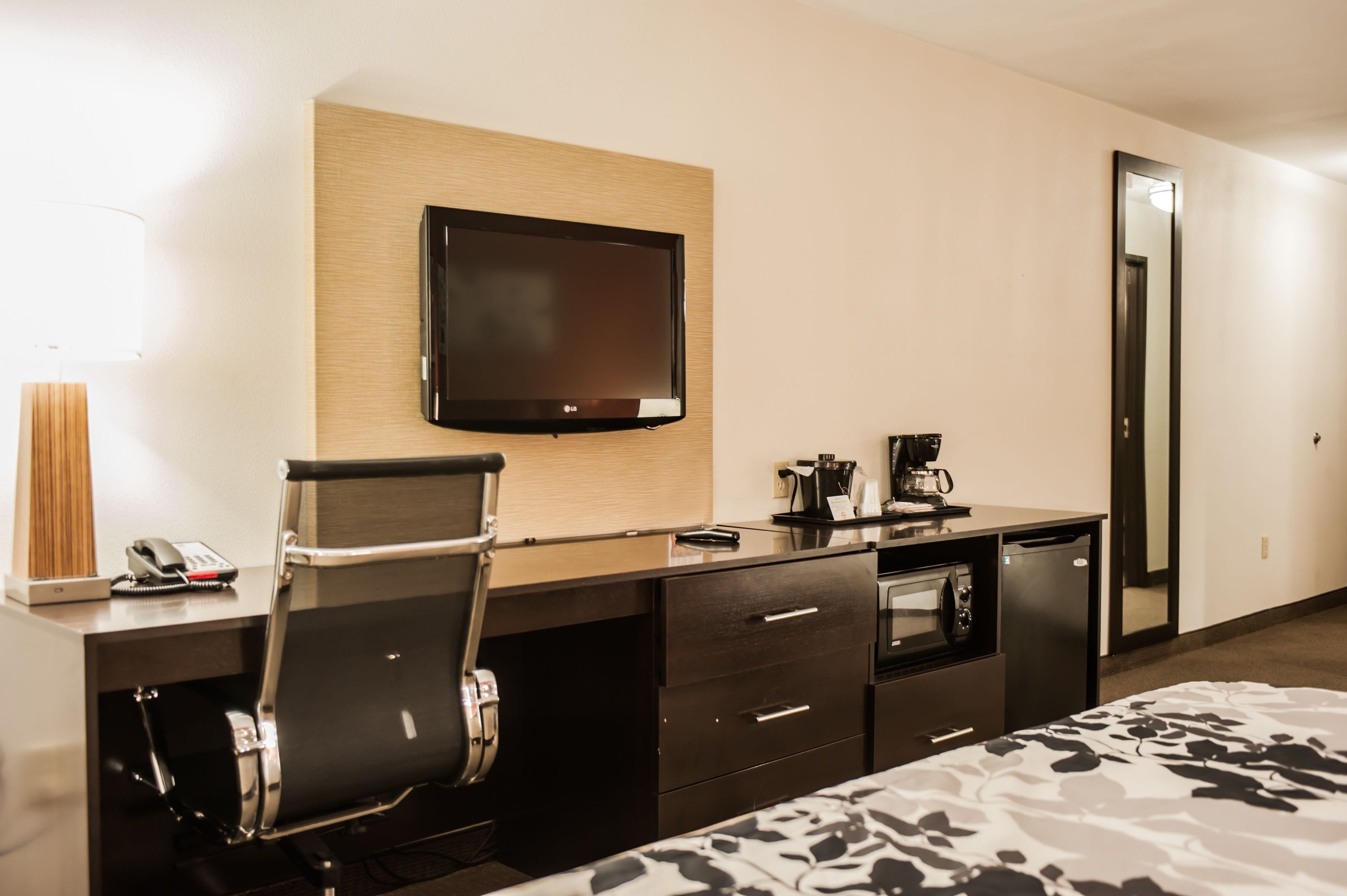 suite, non smoking | in-room safe, desk, iron/ironing board, free cots/infant beds