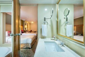 Escritorio, wifi gratis y ropa de cama 