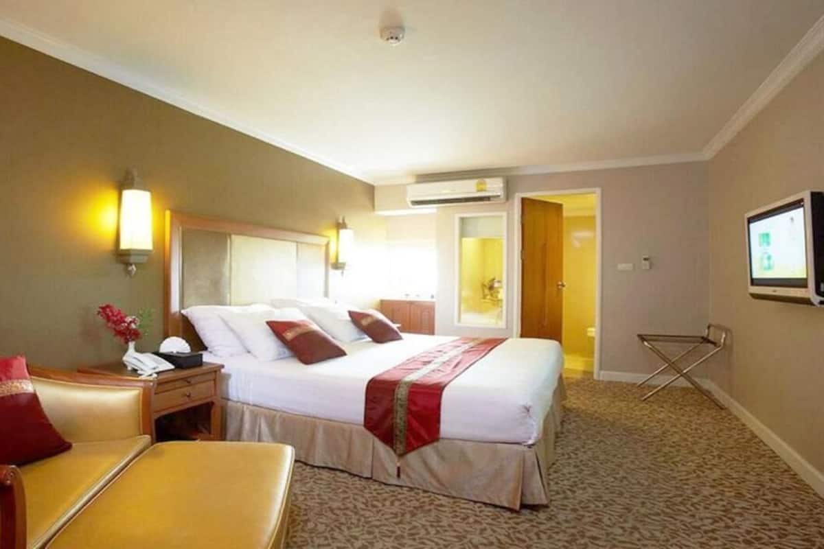 Executive Superior Deluxe Double or Twin Room | 1 bedroom, desk, free WiFi, bed sheets